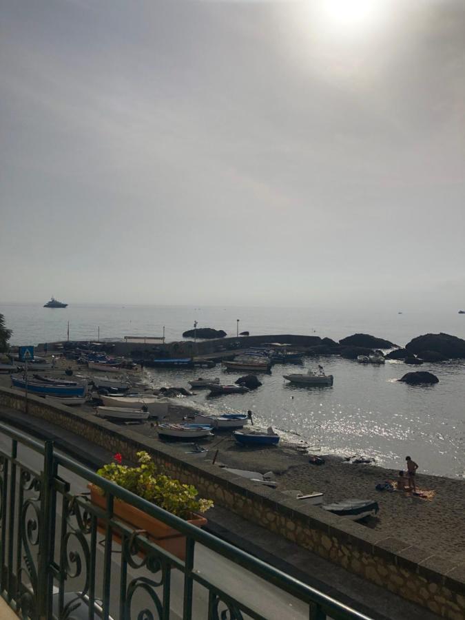 Hostel Beach House Giardini-Naxos Buitenkant foto