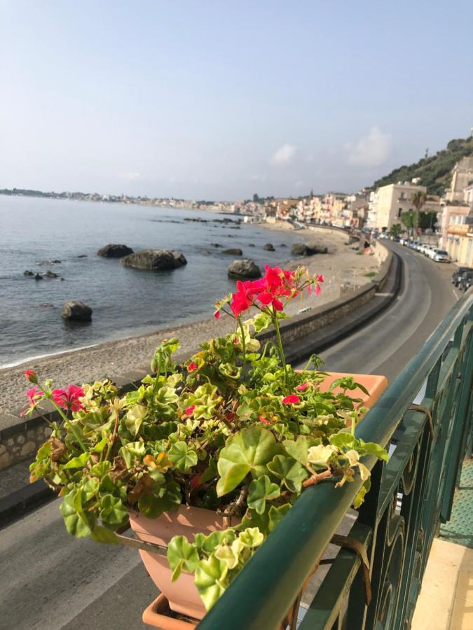 Hostel Beach House Giardini-Naxos Buitenkant foto