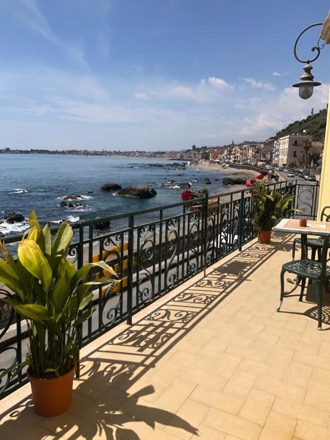 Hostel Beach House Giardini-Naxos Buitenkant foto