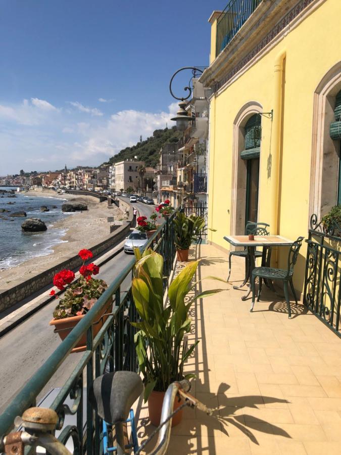 Hostel Beach House Giardini-Naxos Buitenkant foto