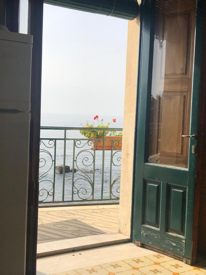 Hostel Beach House Giardini-Naxos Buitenkant foto
