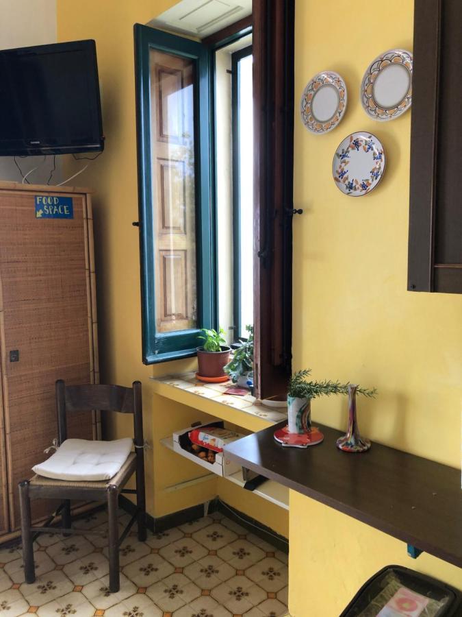 Hostel Beach House Giardini-Naxos Buitenkant foto