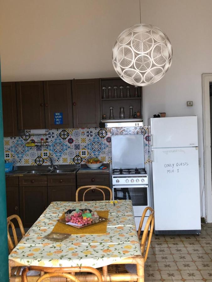 Hostel Beach House Giardini-Naxos Buitenkant foto