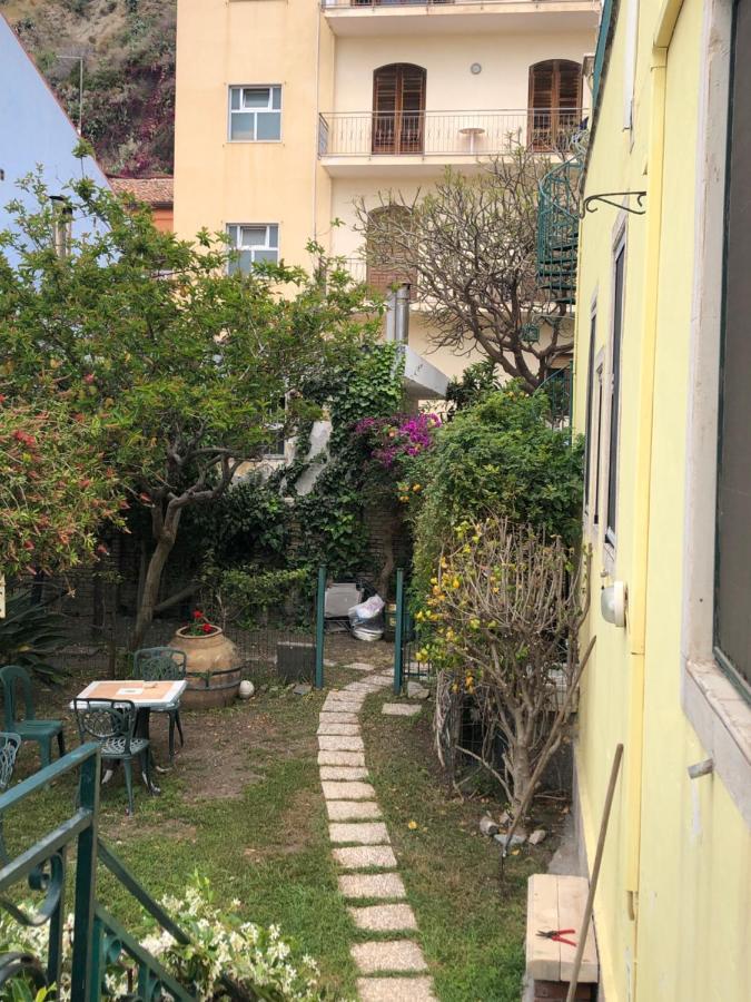 Hostel Beach House Giardini-Naxos Buitenkant foto